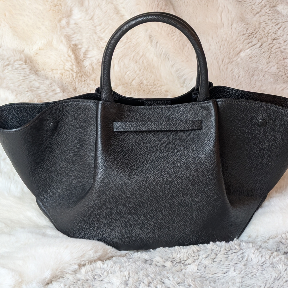 💖 LNWT Host Pick‼️❣️ Elegant Midi New York Black Leather Tote Bag 👜 - Picture 2 of 16
